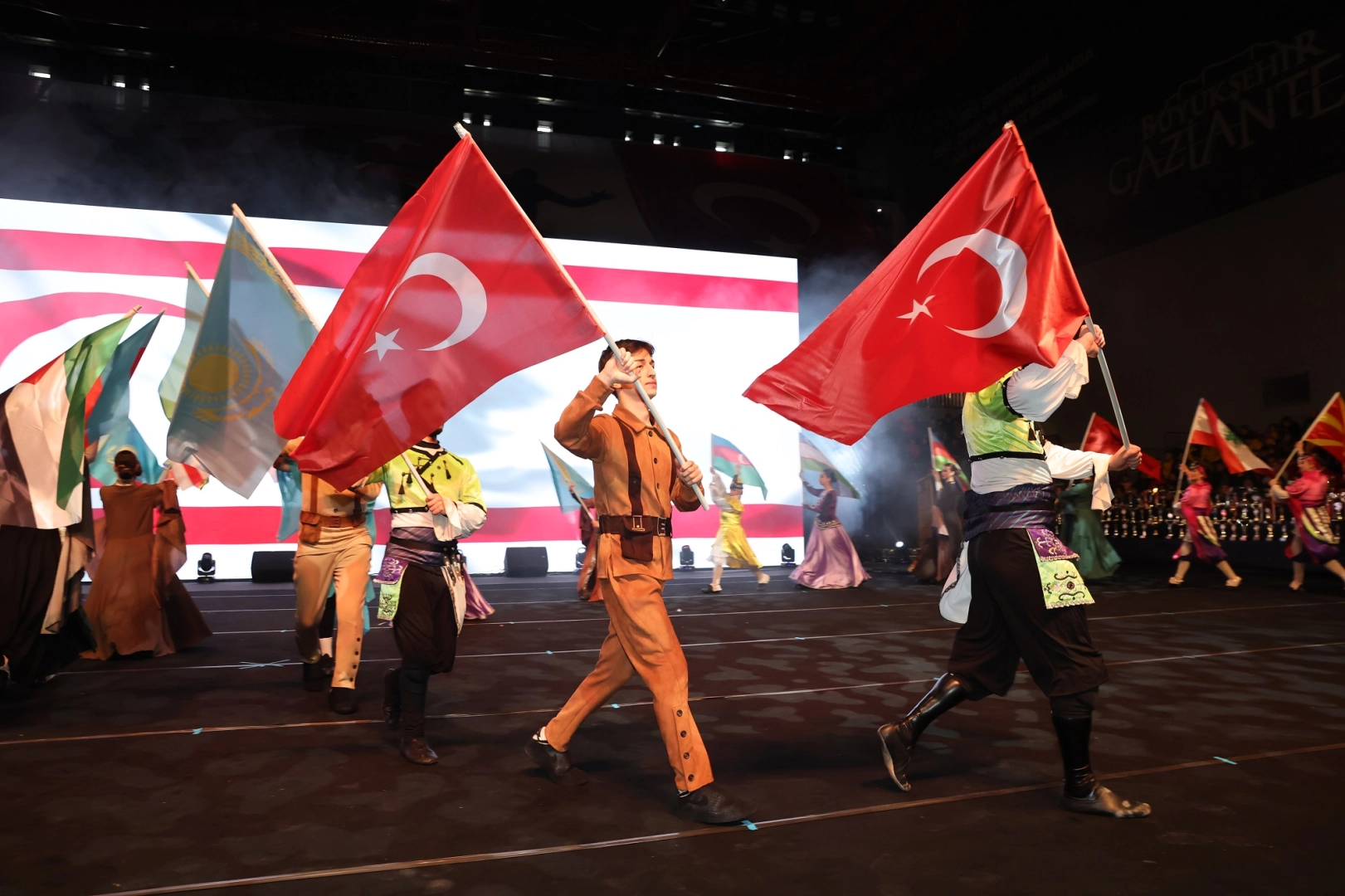 Gaziantep'te Nevruz ateşi yakılırken çekilmiş, Türk dünyası kültürünü yansıtan bir görsel.