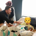 Nevşehir Belediye Başkanı Rasim Arı, bayramlık kıyafet ve harçlık alan çocuklarla birlikte