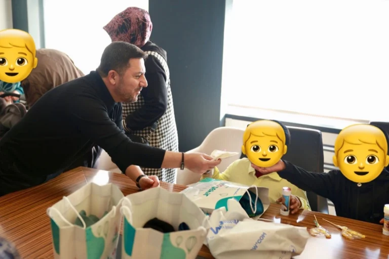 Nevşehir Belediye Başkanı Rasim Arı, bayramlık kıyafet ve harçlık alan çocuklarla birlikte