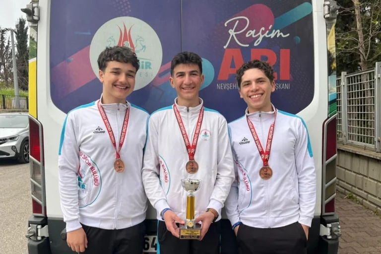 Nevşehir Makaralı Yay U-21 Erkek Takımı Türkiye Üçüncülük Kupası ile poz veriyor.