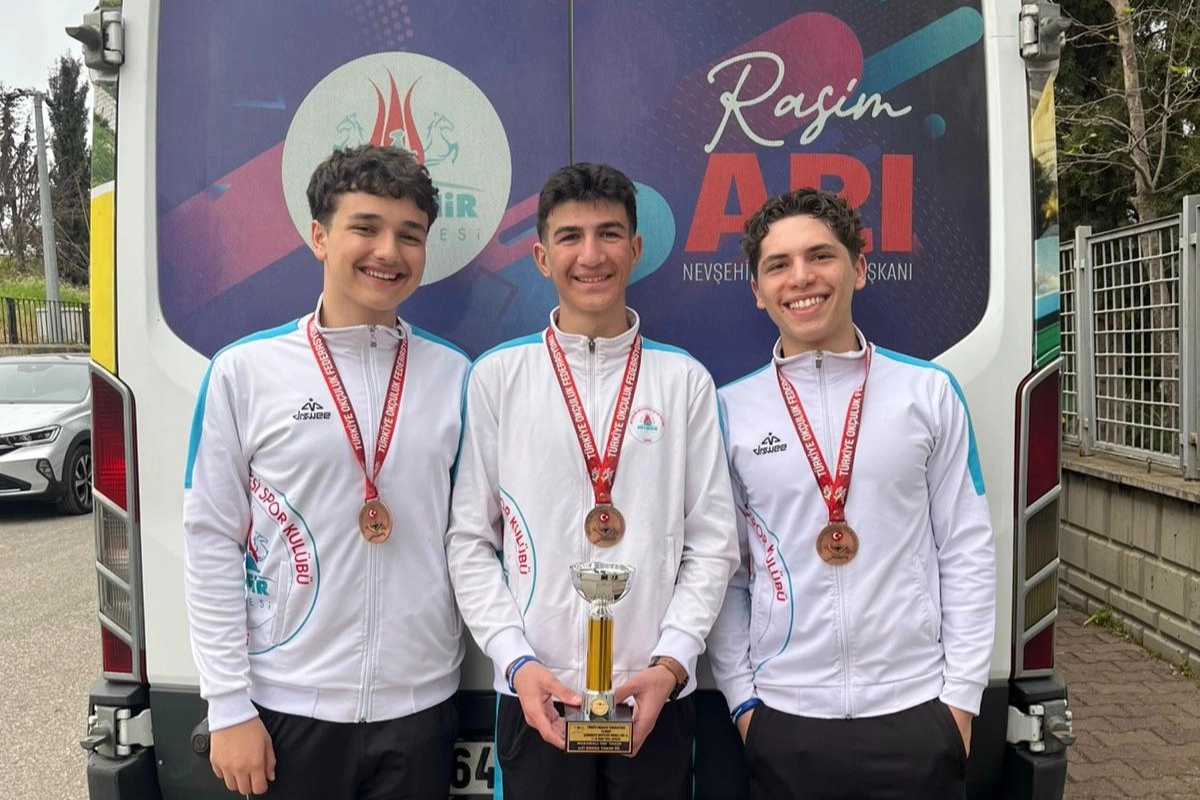 Nevşehir Makaralı Yay U-21 Erkek Takımı Türkiye Üçüncülük Kupası ile poz veriyor.