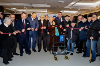 Bursa'da Yaşlılara Saygı Haftası kapsamında düzenlenen etkinliklerde olgun gençlerin sanat ve müzik performansı