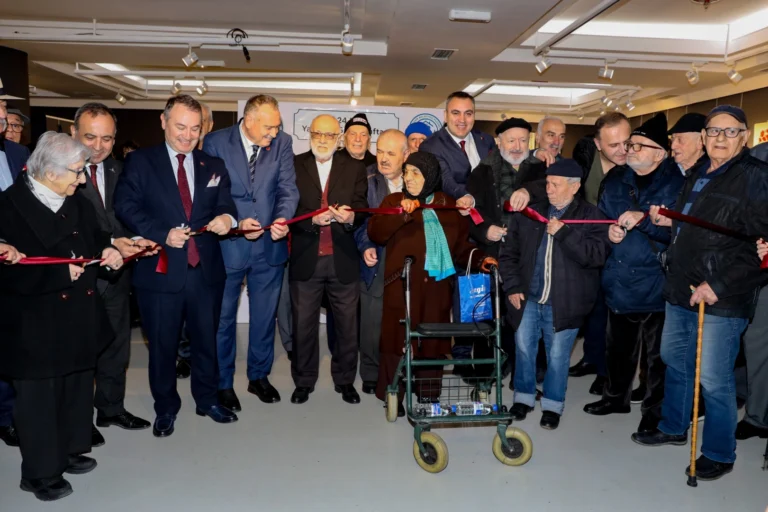 Bursa'da Yaşlılara Saygı Haftası kapsamında düzenlenen etkinliklerde olgun gençlerin sanat ve müzik performansı