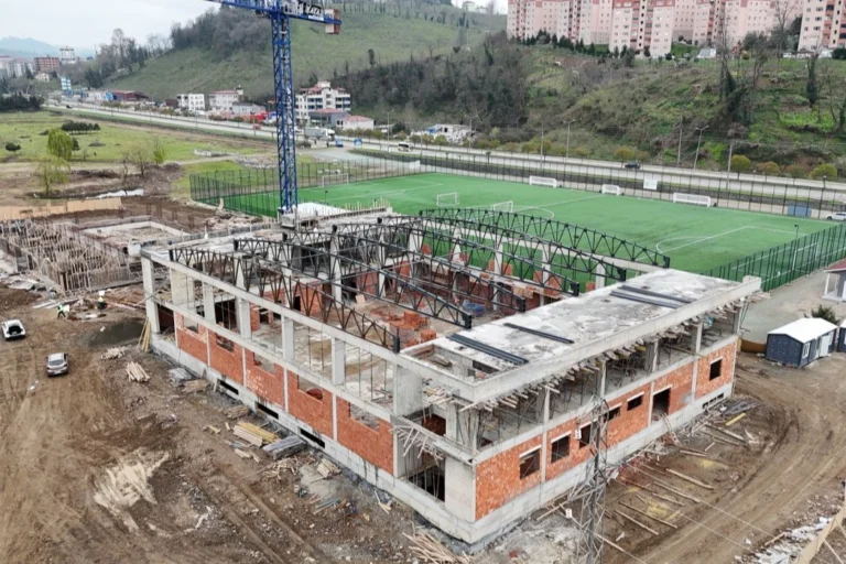 Ordu Eskipazar Spor Kompleksi inşaatı, yarı olimpik yüzme havuzu ve spor salonu yapım çalışmaları devam ediyor.
