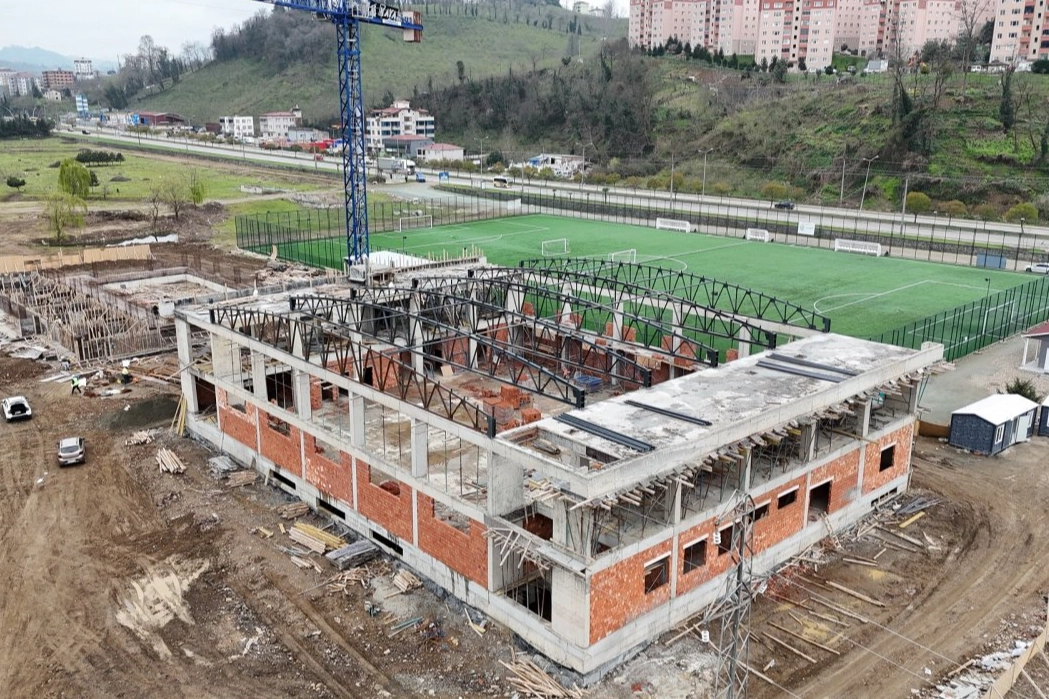 Ordu Eskipazar Spor Kompleksi inşaatı, yarı olimpik yüzme havuzu ve spor salonu yapım çalışmaları devam ediyor.