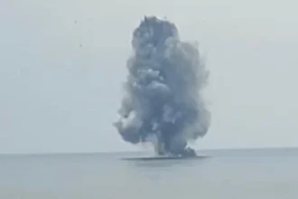 Ordu Ünye'de kıyıya vuran ve mühimmat yüklü olduğu tespit edilen insansız deniz aracının SAS ekiplerince kontrollü şekilde imha edilmesi