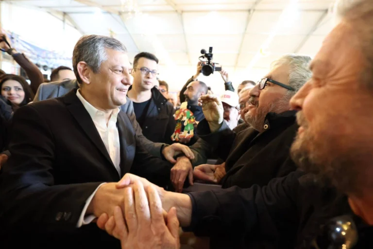 CHP Genel Başkanı Özgür Özel, Manisa'da vatandaşlarla iftar yaptı