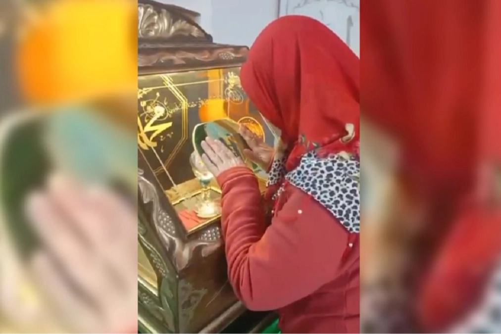 Bilecik Pazaryeri'nde Kadir Gecesi'nde Sakal-ı Şerif'e yoğun ilgi