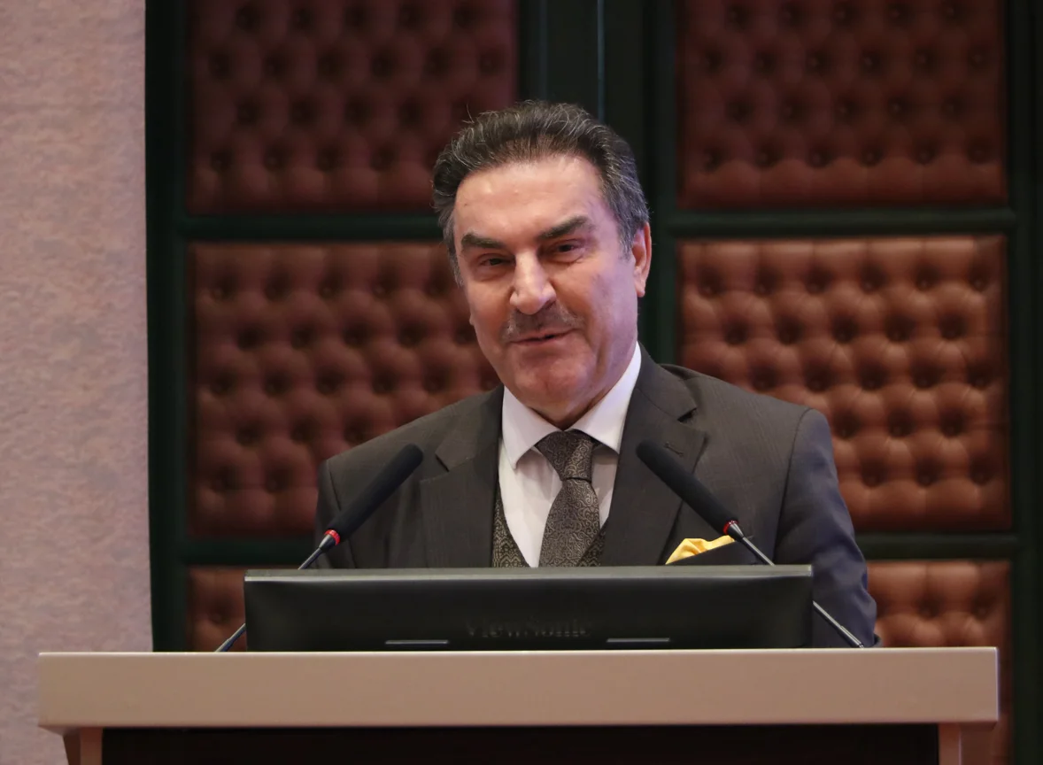 Prof. Dr. Zakir Avşar'ın bayram mesajı: Modern toplumda kaybolan değerler ve toplumsal bağlar üzerine bir değerlendirme.