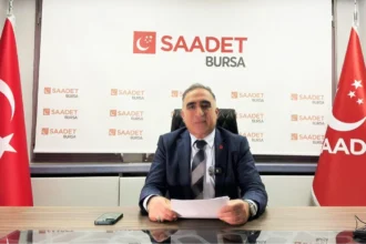 Saadet Partisi İl Başkan Yardımcısı Ensari Altınışık dijital bağımlılık konusunda açıklama yapıyor.