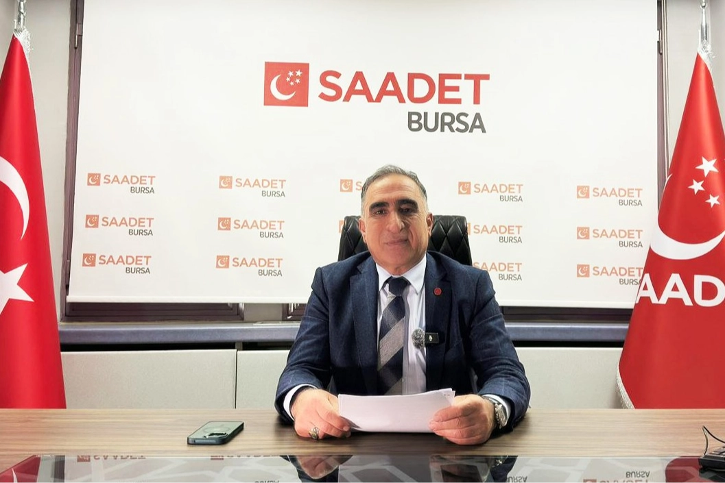 Saadet Partisi İl Başkan Yardımcısı Ensari Altınışık dijital bağımlılık konusunda açıklama yapıyor.