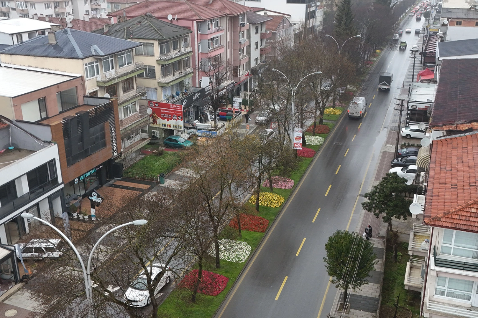 Sakarya Büyükşehir Belediyesi'nin bayram öncesi yaptığı temizlik ve peyzaj düzenleme çalışmalarıyla şehir çiçeklerle donatıldı.