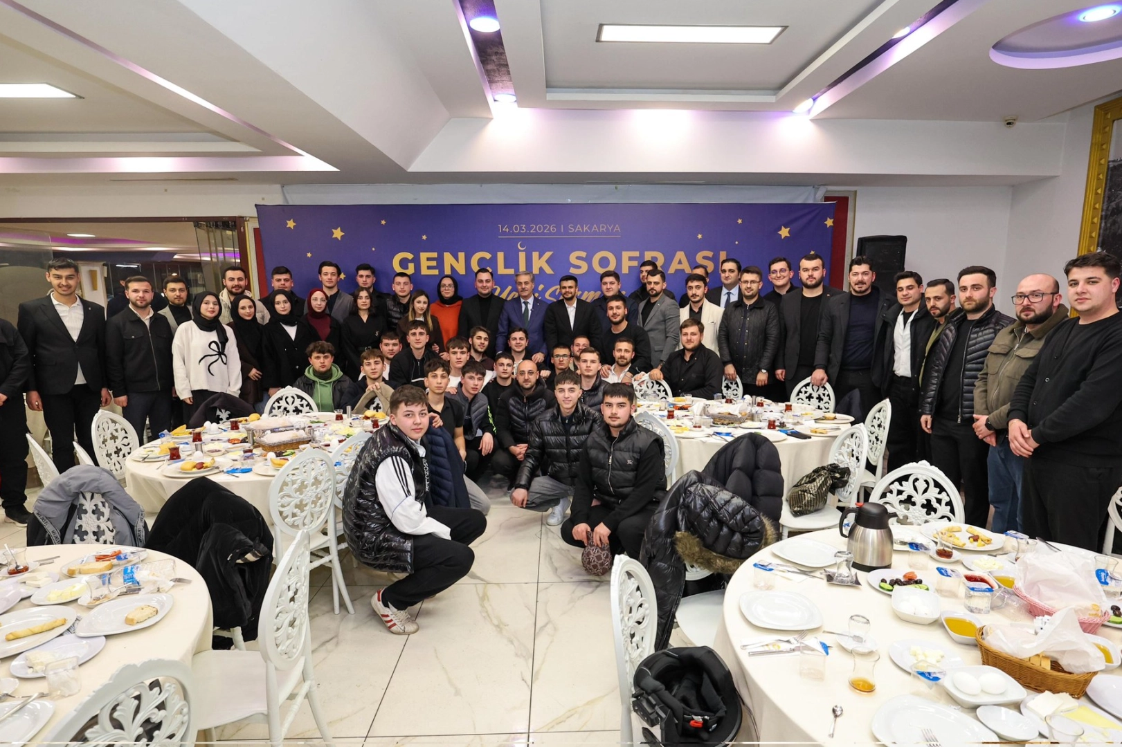 Sakarya Büyükşehir Belediye Başkanı Yusuf Alemdar, AK Parti Gençlik Kolları'nın düzenlediği sahur programında gençlerle bir araya geldi.