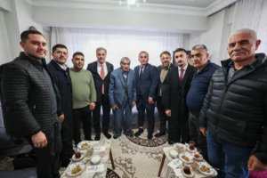 Sakarya Büyükşehir Belediye Başkanı Yusuf Alemdar, Ramazan Bayramı kutlamaları kapsamında vatandaşlarla ve protokol üyeleriyle bayramlaştı.