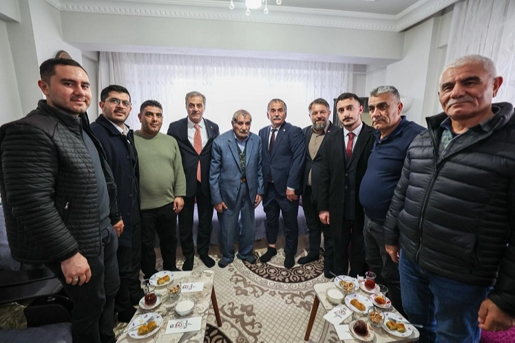 Sakarya Büyükşehir Belediye Başkanı Yusuf Alemdar, Ramazan Bayramı kutlamaları kapsamında vatandaşlarla ve protokol üyeleriyle bayramlaştı.