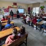 Sakarya'da Akyazı Düzyazı İlkokulu'nda düzenlenen Down Sendromu Farkındalık Günü etkinliğinde öğrenciler renkli çoraplarla yer aldı.