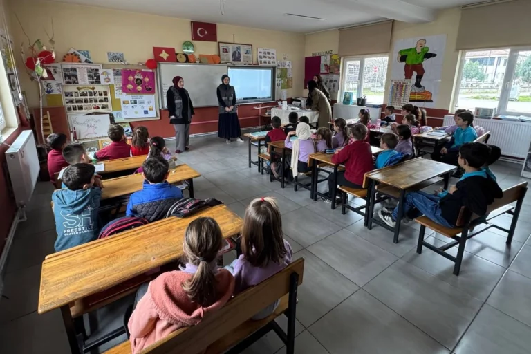 Sakarya'da Akyazı Düzyazı İlkokulu'nda düzenlenen Down Sendromu Farkındalık Günü etkinliğinde öğrenciler renkli çoraplarla yer aldı.