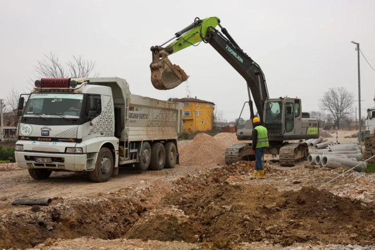 Sakarya'da Hanlı Mahallesi'ne yapılan yeni su ve kanalizasyon hattı inşaatı
