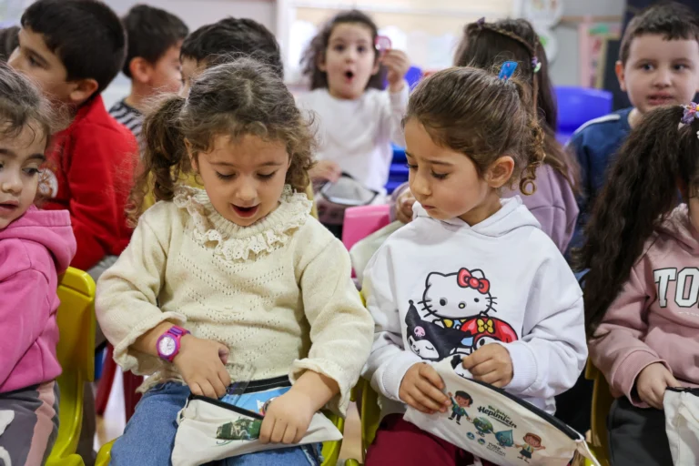 Sakarya Ferizli'de 'Su Müfettişi' projesi kapsamında minik öğrencilere su tasarrufu eğitimi veriliyor.