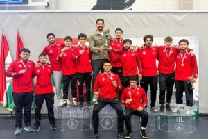 Sakaryalı milli güreşçiler Furkan Öden ve Alkan Akar, Macaristan'daki turnuvada kazandıkları bronz madalyalarla objektiflere gülümsüyor.