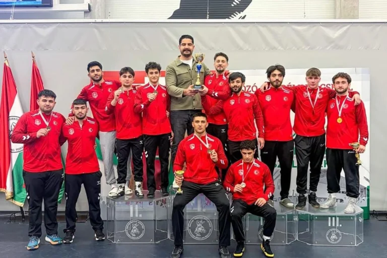 Sakaryalı milli güreşçiler Furkan Öden ve Alkan Akar, Macaristan'daki turnuvada kazandıkları bronz madalyalarla objektiflere gülümsüyor.