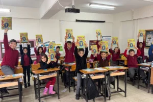 Sakarya'da bilim projesi kapsamında bir araya gelen çocuklar