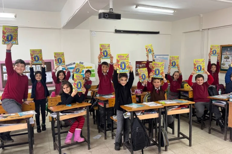 Sakarya'da bilim projesi kapsamında bir araya gelen çocuklar