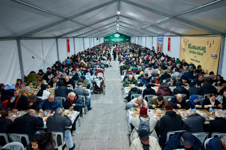 Samsun'da Büyükşehir Belediyesi'nin kurduğu iftar çadırlarında binlerce kişi orucunu açıyor.