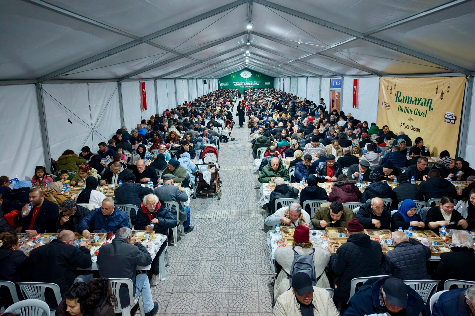 Samsun'da Büyükşehir Belediyesi'nin kurduğu iftar çadırlarında binlerce kişi orucunu açıyor.