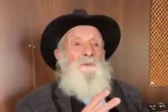 Sanatçıların ve Alevi-Bektaşi kanaat önderlerinin Nevruz kutlaması için bir araya geldiği görsel