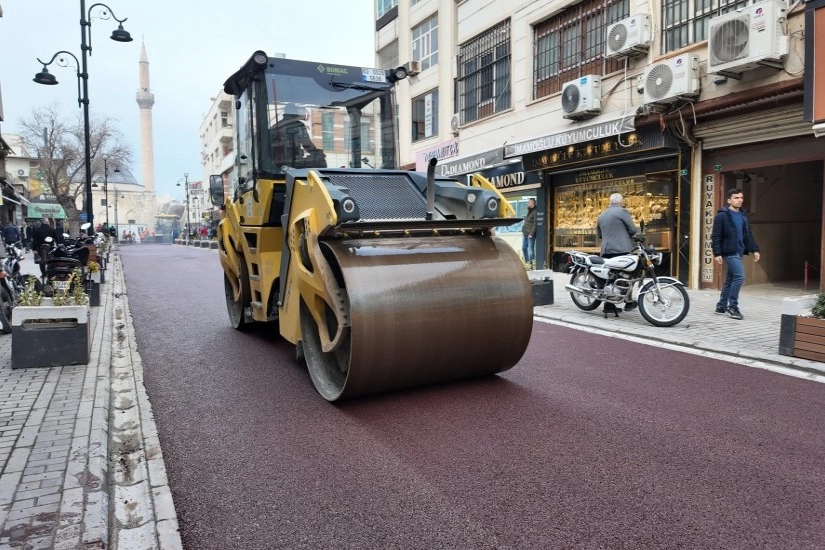 Şanlıurfa Divanyolu Caddesi'nde renkli asfalt uygulaması yapılmış hali