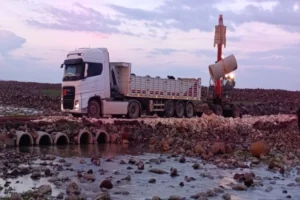 Şanlıurfa'da sağanak yağışların ardından onarılan kırsal yollar ve menfezler