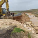 Şanlıurfa'da sel sonrası hasar gören yollarda belediye ekiplerinin çalışması