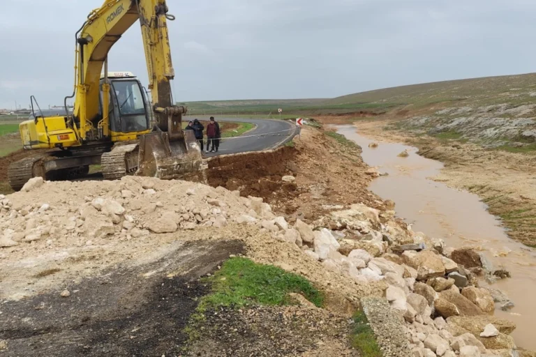 Şanlıurfa'da sel sonrası hasar gören yollarda belediye ekiplerinin çalışması