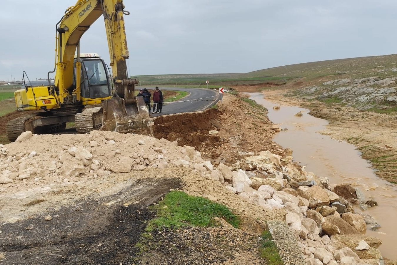 Şanlıurfa'da sel sonrası hasar gören yollarda belediye ekiplerinin çalışması