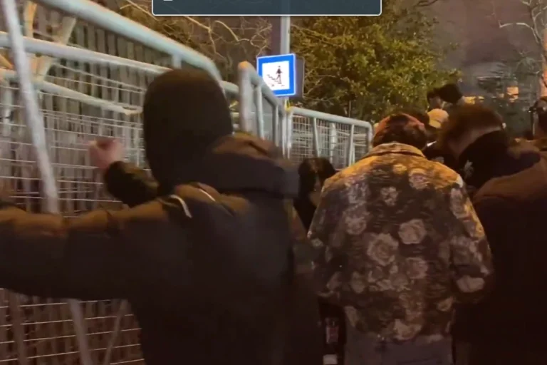 Saraçhane'de polis bariyerlerine saldıran maskeli 35 şüpheli gözaltında