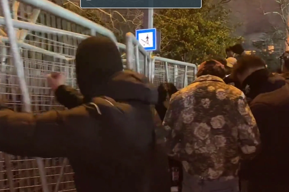 Saraçhane'de polis bariyerlerine saldıran maskeli 35 şüpheli gözaltında