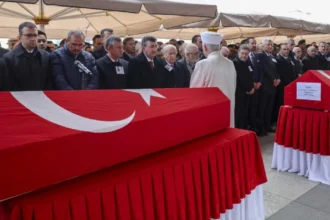 Ankara'da düzenlenen cenaze töreninde şehit ASELSAN teknisyenleri son yolculuğuna uğurlanıyor.