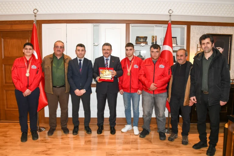 TEKNOFEST 2025 şampiyonu öğrenciler Trabzon Büyükşehir Belediye Başkanı Ahmet Metin Genç'i makamında ziyaret etti.