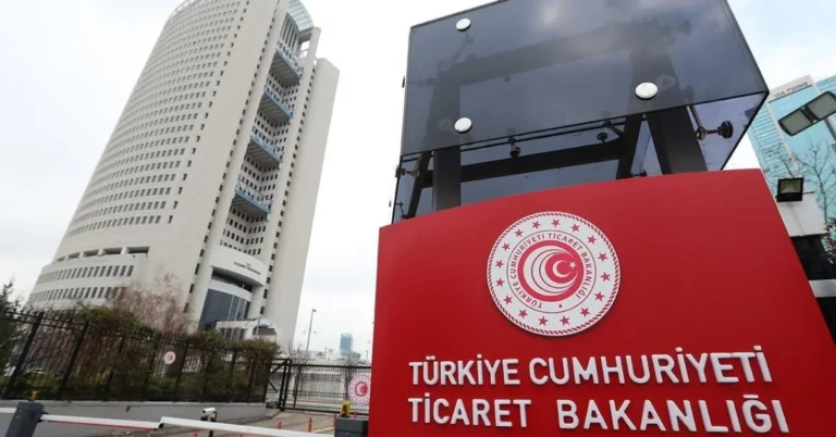 Ticaret Bakanlığı logosu ve 'Hem üretici hem tüketici refahı gözetiliyor' yazısı