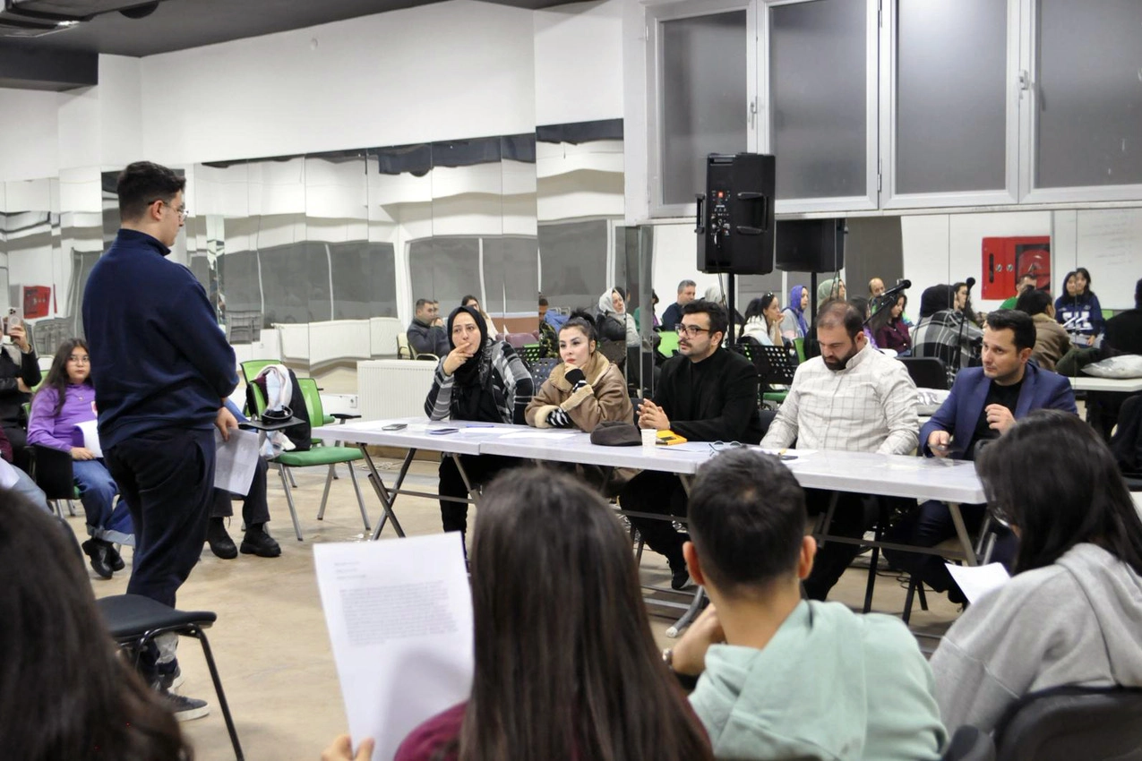 Talas Karadut Tiyatrosu oyuncu seçmeleri için sahne hazırlığı yapan genç oyuncular