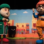 Bursa Yıldırım'da çocuklar, 'Anadolu Kahramanları' tiyatro oyununu izlerken gülüyor.