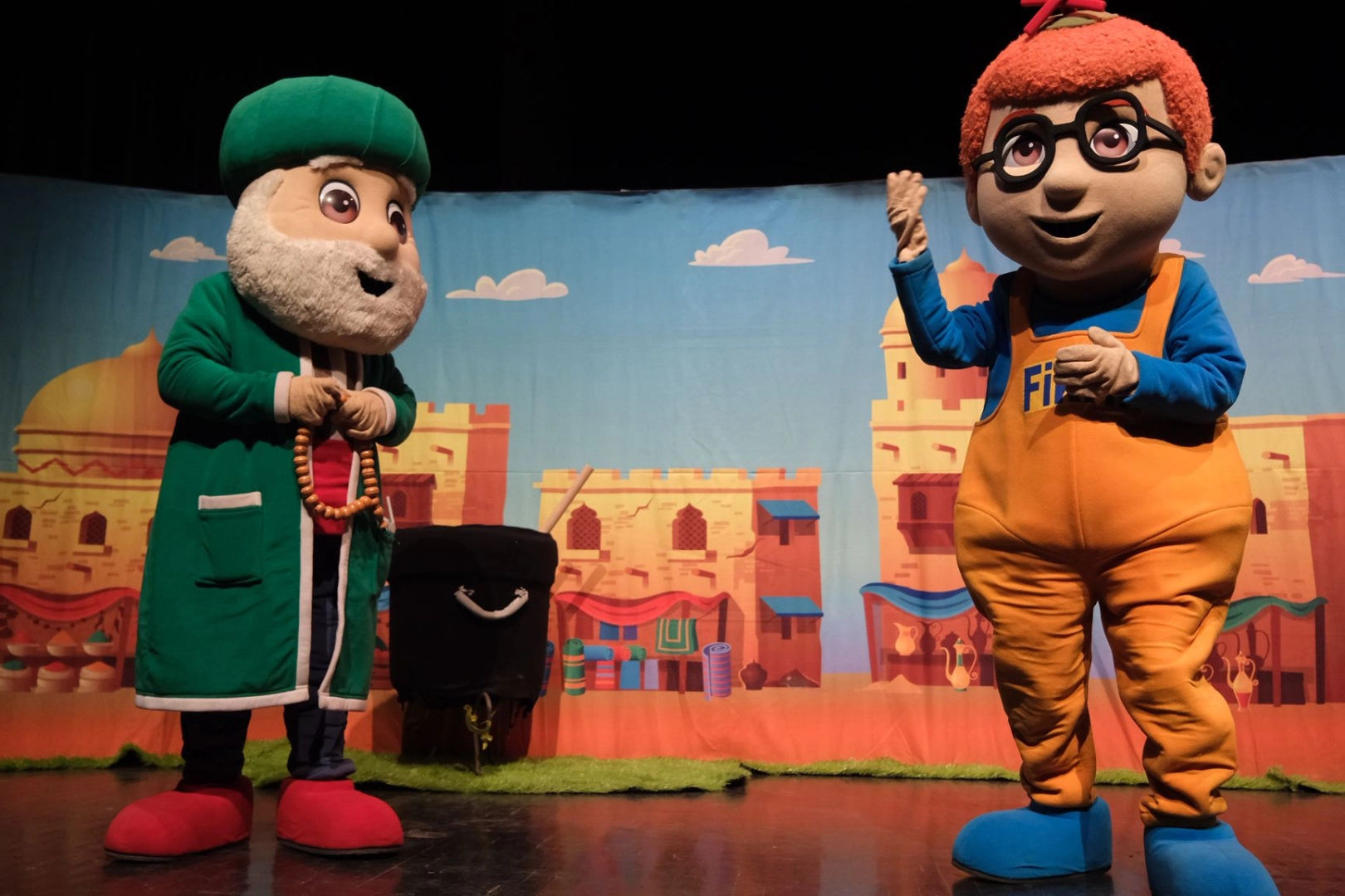 Bursa Yıldırım'da çocuklar, 'Anadolu Kahramanları' tiyatro oyununu izlerken gülüyor.