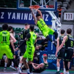 TOFAŞ basketbol takımı oyuncuları maç sırasında