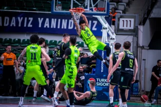 TOFAŞ basketbol takımı oyuncuları maç sırasında