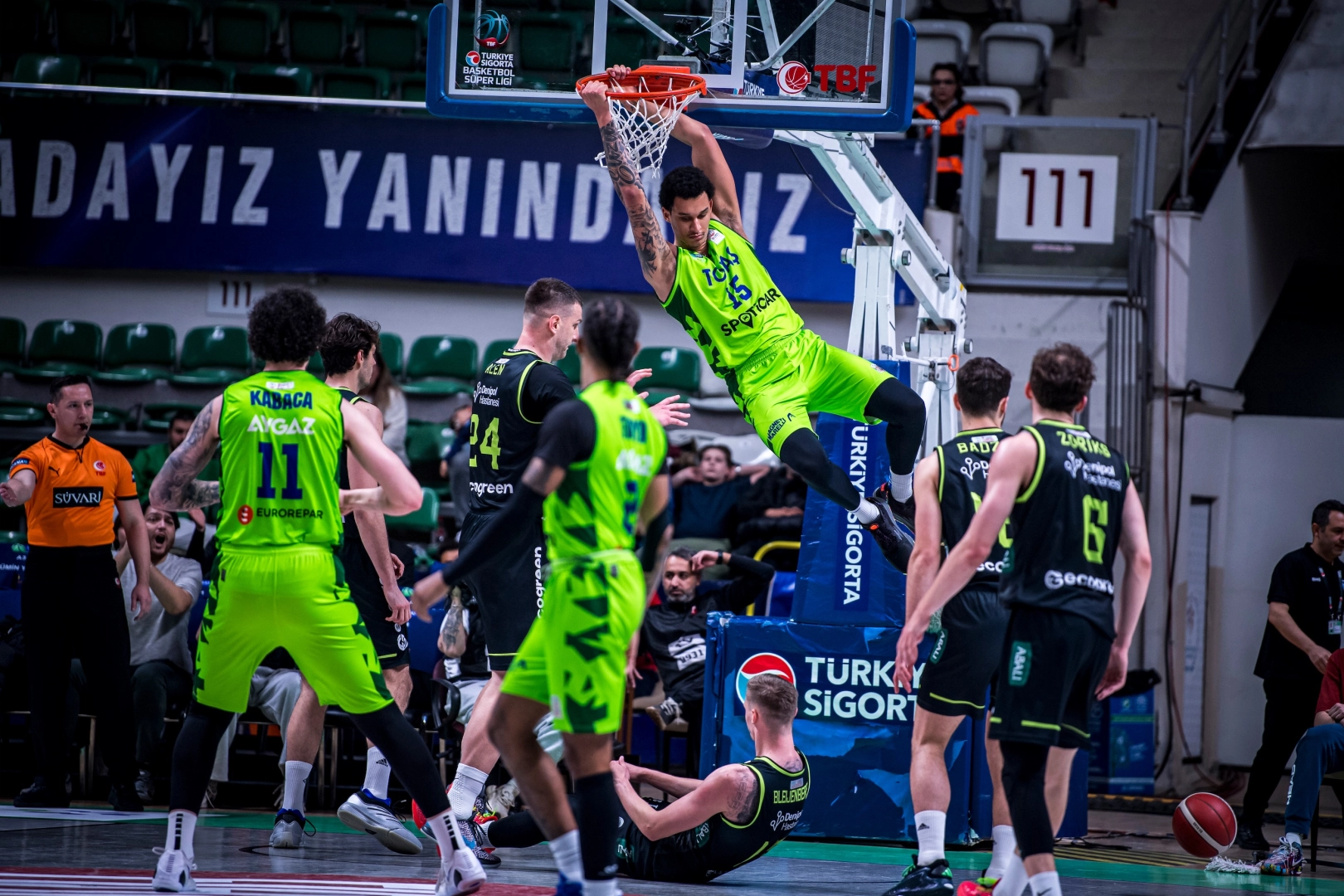 TOFAŞ basketbol takımı oyuncuları maç sırasında