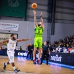 TOFAŞ Basketbol Takımı oyuncuları maç öncesi sahada