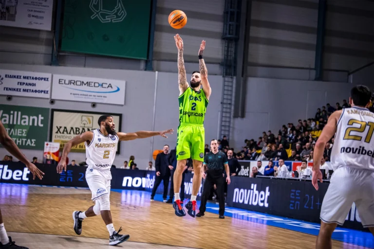 TOFAŞ Basketbol Takımı oyuncuları maç öncesi sahada