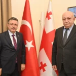 Trabzon Büyükşehir Belediye Başkanı Ahmet Metin Genç, Gürcistan Trabzon Başkonsolosluğu'nu ziyaret ederek taziyelerini iletiyor.