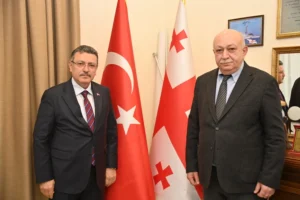 Trabzon Büyükşehir Belediye Başkanı Ahmet Metin Genç, Gürcistan Trabzon Başkonsolosluğu'nu ziyaret ederek taziyelerini iletiyor.